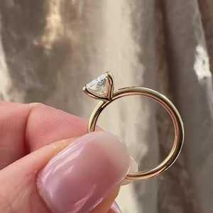 Anillos de compromiso y boda solitarios de oro macizo de 14K y 18K con diamante cultivado en laboratorio con corte cojín certificado IGI, engaste de púas para mujer, de Orave - Product Image 6