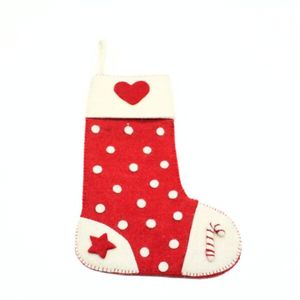 ถุงเท้าคริสต์มาสสีแดงทำจากผ้าสักหลาด แต่งลายจุดสีขาว รูปหัวใจ และลายไม้เท้าหวาน ทำด้วยมือ - Product Image 4