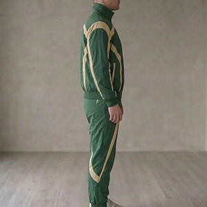 Conjunto Deportivo de 2 Piezas para Hombre, Chaqueta Cortavientos Verde con Logotipo Personalizado, Forro de Malla, Paneles Resistentes al Viento y Ribetes - Product Image 2