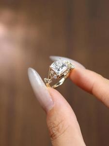 Anillo de compromiso Princess Diamond en oro amarillo con diamantes redondos como detalles laterales, anillo de lujo elegante, regalo de lujo para ella. - Product Image 3