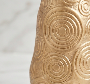 Florero Metálico Dorado con Círculos Concéntricos, Pieza Premium Hecha a Mano para Bodas, Celebraciones, Decoración del Hogar y Regalos - Product Image 2