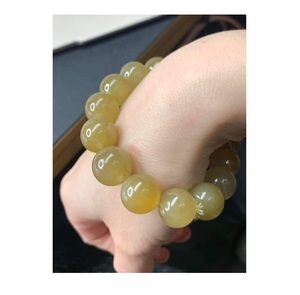 Elegante Brazalete de Resina Hecho a Mano con Acabado Brillante, Joyería Contemporánea, Regalo para Mujer, Colección Boutique - Product Image 3