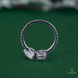 Elegante Anillo de Diamantes Toi Et Moi con Esmeralda Pera, Engaste de Dos Piedras Cruzadas, Diamantes Centrales Montados con Puntas, Anillo con Banda Micro Pavé - Product Image 5