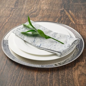 Plato de Presentación de Lujo en Metal Plateado con Borde de Cuentas y Textura Martillada, para Banquetes de Boda y Cenas Elegantes - Product Image 3