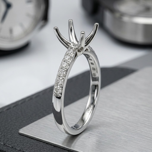 Anillo Clásico de Oro Blanco de 18K con Montura Semiterminada, Diseño de Canasta Cruzada de 4 Puntas con Acento de Diamantes Pavé y Tallo Solitario, Venta al por Mayor con Certificado NGTC - Product Image 1