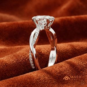 แหวนหมั้นเงินแท้ 925 ประดับมอสซาไนต์ทรงรี ดีไซน์หรูหราสำหรับเจ้าสาว - Product Image 2
