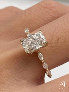 Anillo de Moissanita con Corte Esmeralda, Chapado en Oro, Engaste de Garras, Banda de Compromiso, Acento Ovalado Marquesa, Joyería de Boda - Product Image 2
