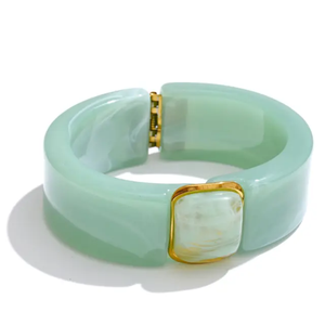 Bracelet manchette SOFIYA CRAFT pour femme en acrylique et résine vert menthe avec détail floral plaqué – Cadeau tendance certifié par un tiers - Product Image 1