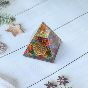 Pyramide d'Orgone Nubienne Faite à la Main avec Éclats de Pierres Précieuses Multiples 7x9cm, Orgonite de Cristaux Mixtes, Décoration d'Intérieur pour la Méditation, Toucher Réel, Feng Shui - Product Image 3