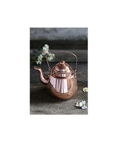 Bouilloire décorative en cuivre avec design authentique et construction solide idéale pour les amateurs de vintage. - Product Image 2