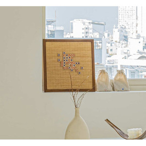 Jeu de société d' stratégie artisanal en bois « Cinq à la suite » avec motif quadrillé et jetons de jeu pour un plaisir familial sans fin - Product Image 4