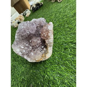 Ametista de Alta Calidad sobre Cristal de Apofilita Blanco para Colección, Meditación y Decoración de Interiores - Product Image 2