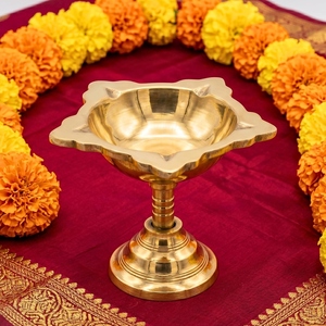 Soporte para Diya Panchmukhi de Latón Puro Hind Craft Living, con 5 Caras y Patrón Floral Tradicional, Artesanía, Decoración para Navidad y Diwali - Product Image 3