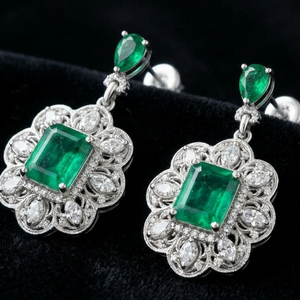 Pendientes Largos Elegantes de Plata de Ley 925 con Baño de Oro y Gemas Verdes, Regalo para Ella - Product Image 1