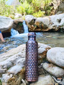 Bouteille d'eau ayurvédique en cuivre pur, faite à la main, traditionnelle indienne, pour l'hydratation quotidienne, le bien-être, le yoga et la remise en forme - Product Image 3