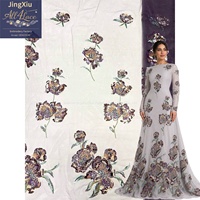 Tissu en dentelle à sequins avec broderie de roses violettes et dorées et bordure décorative sur maille légère pour robe de soirée – Vente en gros