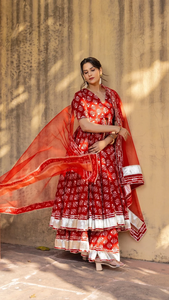 Anarkali Lehenga à fleurs rouges avec dupatta à bordure argentée |   Tenue ethnique indienne traditionnelle et festive pour femmes, idéale pour les mariages et les fêtes - Product Image 5
