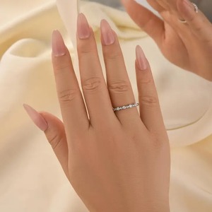 Anillo de Boda Clásico de Corte Redondo con Diamante Moissanite 925 para Mujer en Plata de Ley con Baño de Oro Blanco - Product Image 2