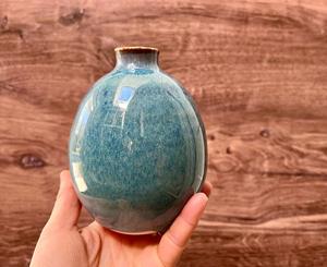 Vase en céramique bleu sarcelle captivant, en forme de mini-bouteille arrondie, finition brillante et accent élégant pour une décoration de table stylée - Product Image 2