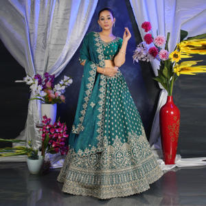Ensemble Lehenga Choli de créateur avec finition effet mousse, ornements Zari anciens et bordure richement travaillée, et dupatta, pour femme, idéal pour les occasions festives - Product Image 5