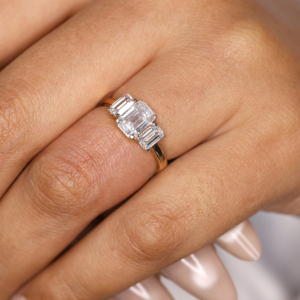 Anillo de Compromiso de Lujo para Mujer, Oro Rosa de 14K, Diamante Corte Esmeralda Color E, Cultivado en Laboratorio - Product Image 4