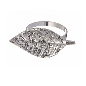 Rond de serviette de forêt de cône de pin Porte-serviettes de table en métal pour les occasions festives comme le mariage et la décoration de Noël - Product Image 3