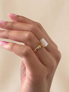 SATVIK RATNA Bague de Mariage Solitaire de Luxe en Or 14K avec Diamant de Laboratoire Certifié IGI Taille Émeraude 2,5 Carats et Bande Large Type Cigare - Product Image 5