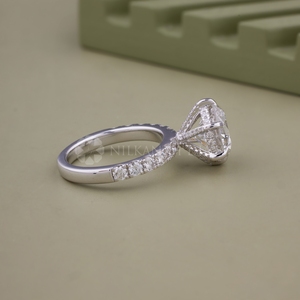Anillo de oro blanco con diseño moderno, pavé y diamantes de laboratorio de corte redondo con certificado IGI y claridad VVS para mujer, de la India. - Product Image 2