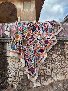 Manta de Algodón Suzani Bordada a Mano, Duradera y Decorativa |   Colcha de Algodón Hecha a Mano |   Funda de Sofá Bohemia - Product Image 4