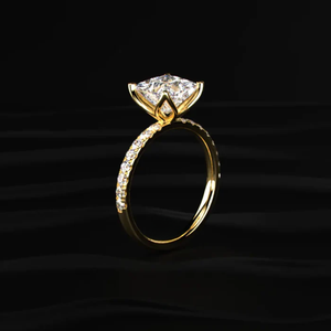 Bague tendance en diamant taille princesse, solitaire de laboratoire, motif floral avec bande pavée, look royal spécial pour femme, en vente à l'exportation. - Product Image 2