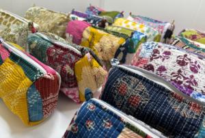 Juego de 3 bolsas acolchadas de tela reciclada con un toque artesanal, ideales para viajes, almacenamiento, regalos, boutiques y venta al por menor. - Product Image 2