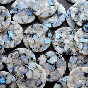 Ensemble de sous-verres personnalisés en pierre de lune arc-en-ciel faits à la main avec un design en terrazzo véritable pour la décoration de la maison, de l'hôtel et des mariages - Product Image 1