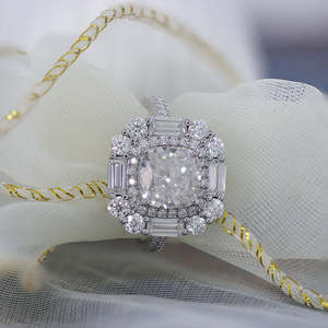 Anillo de compromiso de plata de ley con moissanita de 1 quilate talla cojín, diseño Halo con efecto hielo triturado, y banda de boda de lujo con pavé de piedras laterales de corte baguette - Product Image 4