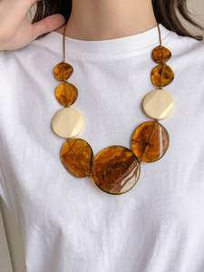 Collar de cuentas acrílicas ovaladas color ámbar naranja, joyería llamativa con discos de resina gruesos, accesorios de cuello de plástico para mujer, regalo de moda. - Product Image 3