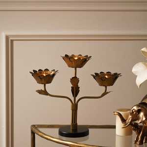 Candélabre floral essentiel pour l'ambiance, à trois bras, finition dorée, support de décoration pour la maison, porte-bougie en métal durable - Product Image 6