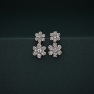 Pendientes de Oro Sólido de 18K con Diamantes Blancos Cultivados en Laboratorio para Mujer, Diseño Asimétrico de Seis Pétalos, Elegantes y de Alta Gama - Product Image 2