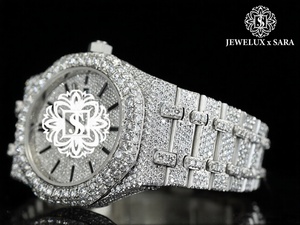 Reloj de Diamantes Completamente Blanco de Excelente Calidad con Caja de Acero Inoxidable para Fiestas y Eventos Disponible para la Venta - Product Image 4