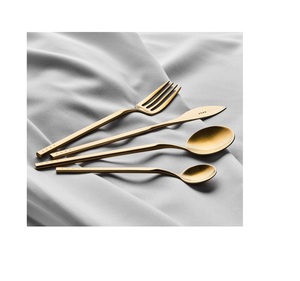 Ensemble de couverts élégants en acier inoxydable, ustensiles métalliques durables et résistants à la corrosion pour les tables de haute couture. - Product Image 1