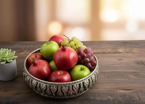 Vaisselle et articles de cuisine aux motifs classiques Pichwai disponibles en forme ronde - Product Image 4