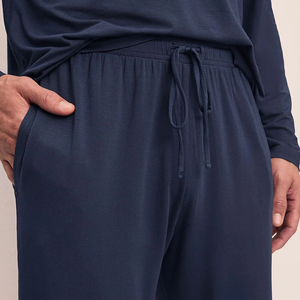 Conjunto de pijama estampado para hombre, ropa de dormir moderna de dos piezas, ropa cómoda para estar en casa, atuendo suave para uso diario en el hogar. - Product Image 4
