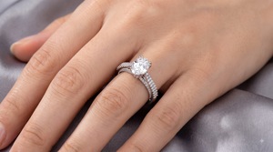 Bague de fiançailles de luxe en diamant de laboratoire ovale solitaire 1 carat, certifiée IGI, avec pierres pavées latérales et accent caché, plaqué rhodium blanc - Product Image 3