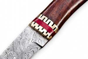 Couteau de camping à lame fixe en acier Damas artisanal avec manche en bois de burl et entretoises en laiton ajouré style château - Product Image 4