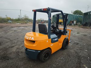 Montacargas Diésel TOYOTA FD30 de 3 Toneladas Usado de Buena Calidad con Desplazador Lateral Hidráulico y Mástil de Dos/Tres Etapas - Product Image 5