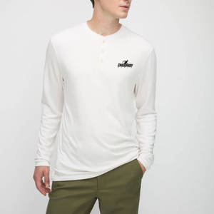 Camisa Henley de nuevo stock con acabado suave y corte relajado para atuendos casuales, camisa Henley ligera - Product Image 1