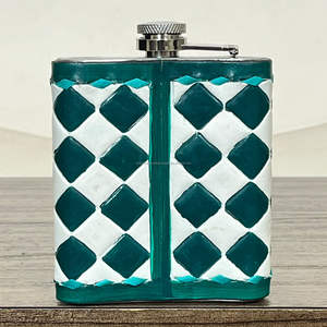 Elegante Botella de Bolsillo de Cuero Vacuno Genuino a Cuadros, Portátil, Personalizable, en Varios Colores, Cómoda Botella para Alcohol - Product Image 6