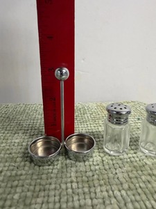 Juego básico de salero y pimentero de metal y vidrio para uso diario en la mesa, para añadir fácilmente sal y pimienta durante las comidas. - Product Image 3