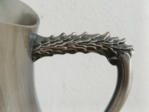 Carafe au design minimaliste gravée avec une poignée élégante, idéale pour une utilisation en chambre, dans les hôtels et les restaurants, service de table, vente en gros depuis l'Inde - Product Image 5