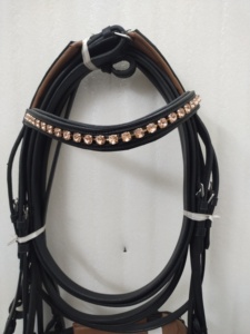 Encuentra iconos similares: Brida Weymouth al por mayor, Brida de cuero para caballo de alta calidad, Brida de cuero para caballo al por mayor. - Product Image 4