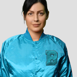 Chaqueta Varsity de Satén Personalizada al por Mayor con Logotipo Bordado, Chaqueta Letterman Personalizada para Mujer con Cierre de Botones a Presión - Product Image 5