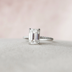 Bague de mariage en diamant taille émeraude, or blanc, sertissage à griffes, bande pavée, bijoux fins classiques pour femme - Product Image 1